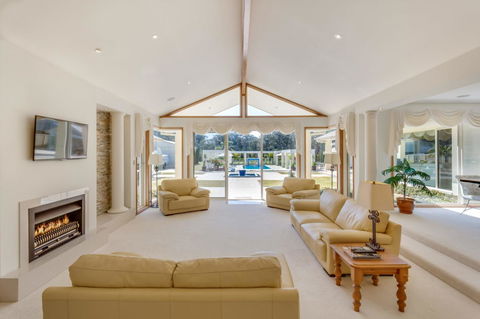 One Mile Mansion - Private Coastal Retreat FREE FAMILY ADVENTURE PASS - Accommodation 4U 13