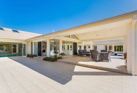 One Mile Mansion - Private Coastal Retreat FREE FAMILY ADVENTURE PASS - Accommodation 4U 18