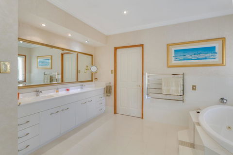 One Mile Mansion - Private Coastal Retreat FREE FAMILY ADVENTURE PASS - Accommodation 4U 8