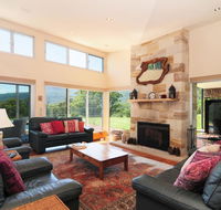 Bottlebrush Lodge - Great views and a pool - Accommodation 4U