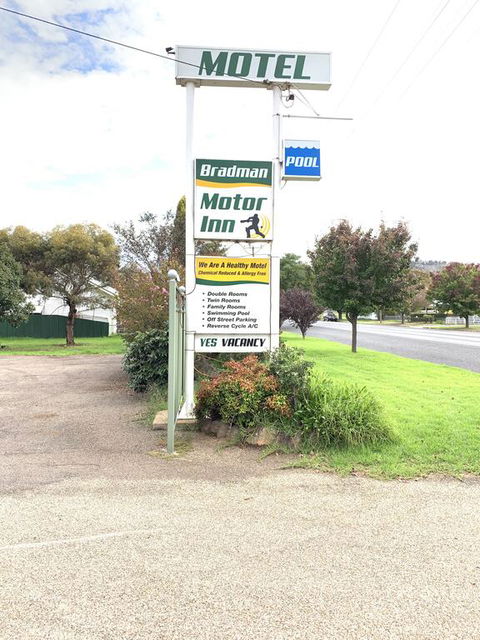 Bradman Motor Inn - Accommodation 4U 3