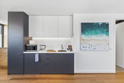 Brand New Beachside Studio Apartment - Accommodation 4U 3