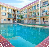 Bribie Beach King bed Unit overlooking pool - Accommodation 4U