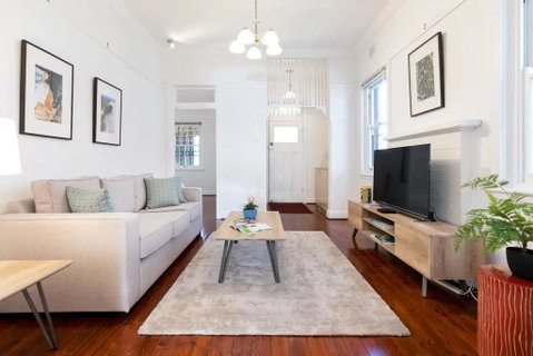 Bright And Elegant Executive 3 Bedroom Family Home - Accommodation 4U 0