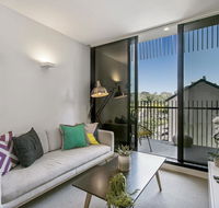 Bright Modern Apartment w Parking and Gym Near CBD - Accommodation 4U