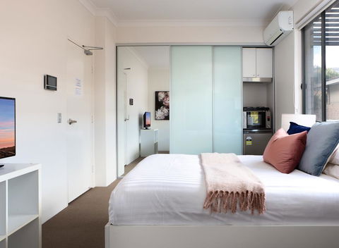 Bright Studio Steps From Westmead Hospital - Accommodation 4U 3