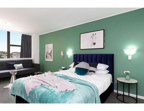 Bright, Modern Studio Steps From The Action - Accommodation 4U 2