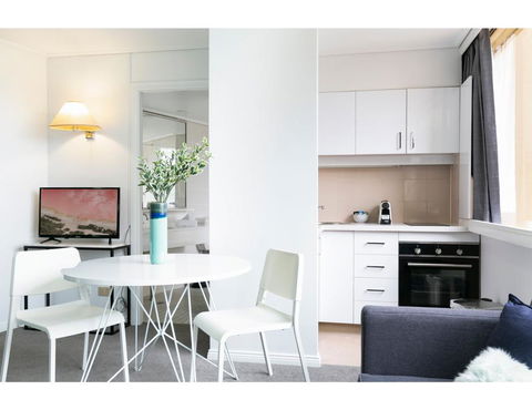 Bright, Modern Studio Steps From The Action - Accommodation 4U 0