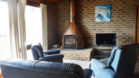 Bundilla 3 - Lake Views From The Balcony - Accommodation 4U 1
