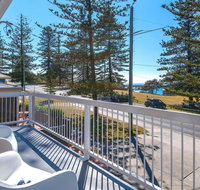 Burleigh - great house room for the boat- across the road from beach - Accommodation 4U