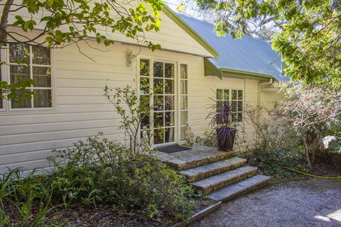 Bygone Beautys Cottages - Bronte Cottage - Accommodation 4U 1