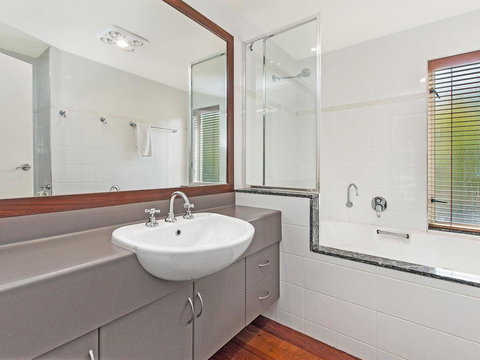 CASTWOOD VILLA No. 1 - Accommodation 4U 3