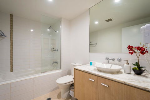Chancellor Lakeside Apartments - Accommodation 4U 2