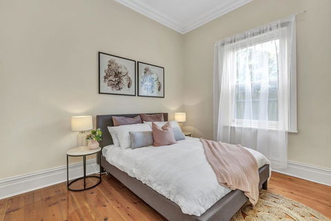 Character Home - Easy Tram To City - Accommodation 4U 0