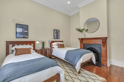 Character Home - Easy Tram To City - Accommodation 4U 1