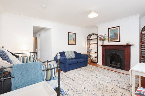 Charming Centrally Located 2 Bedroom Accommodation - Accommodation 4U 1