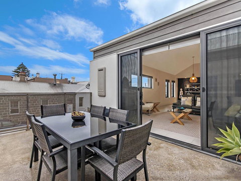 Chimneys On Bank - Accommodation 4U 3