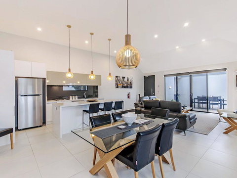 Chimneys On Bank - Accommodation 4U 0