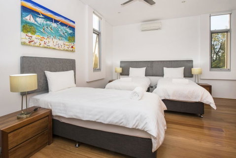 Cinque - Luxury Family Home With Pool Close To Beach And Town - Accommodation 4U 3