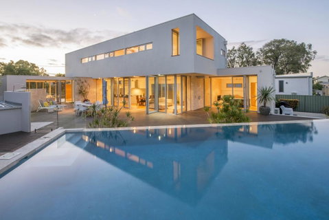 Cinque - Luxury Family Home With Pool Close To Beach And Town - Accommodation 4U 0