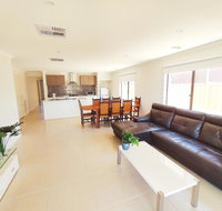 Comfortable 5BR House 6mins to Werribee Station.Great Ocean Road tourist stopover - Accommodation 4U