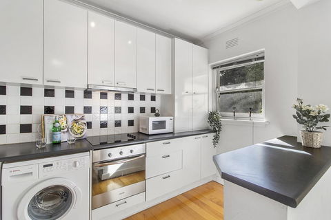 Comfy One-bedroom Unit Between City And Airport - Accommodation 4U 1