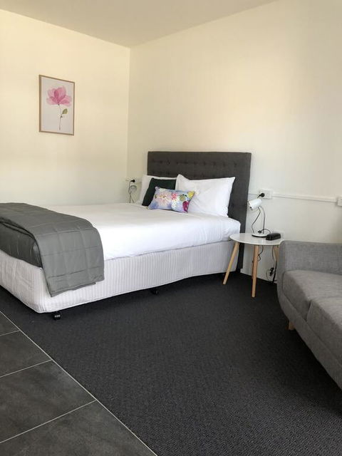Commodore Motor Inn - Accommodation 4U 2