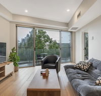 Convenient Apartment - 1 Min Walk To Train - Accommodation 4U