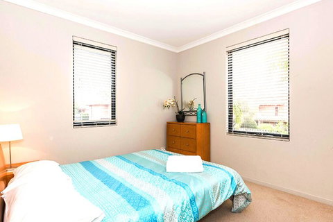 Coode Street Townhouse - Accommodation 4U 2