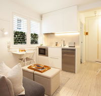 Cosy Flat in Art Deco Building Minutes From City - Accommodation 4U
