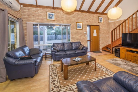 Country Cottage - Accommodation 4U 2