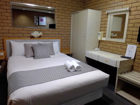 Country Home Motor Inn - Accommodation 4U 0