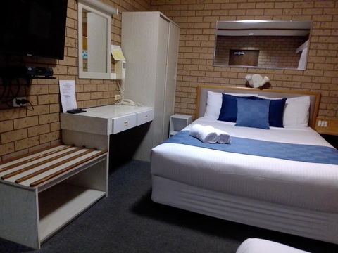 Country Home Motor Inn - Accommodation 4U 3