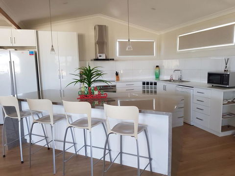 Cozzys Condo Luxury Beach House - Accommodation 4U 3