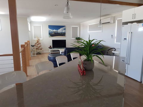Cozzys Condo Luxury Beach House - Accommodation 4U 0