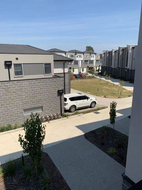 Delicate And Peaceful Bundoora Townhouse 10-R1 - Accommodation 4U 3