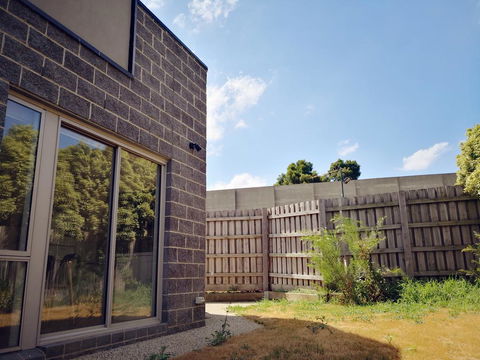 Delicate And Peaceful Bundoora Townhouse 10-R1 - Accommodation 4U 1