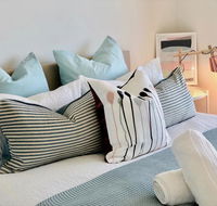 Deluxe and Brand New Lakeside Apartment - Accommodation 4U