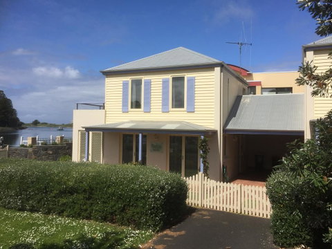 Dockside Waterfront Indulgence - Accommodation 4U 1