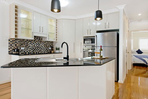 Dolphin Cove - Apt 5 - Accommodation 4U 3