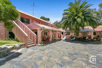 Dolphins Backpackers