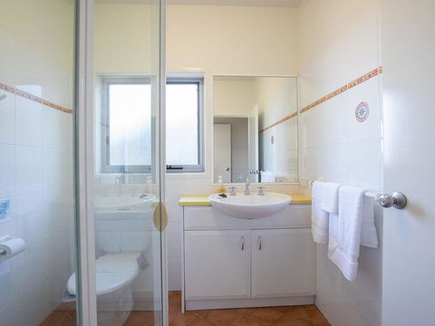 Dolphins Den - Panoramic Views - Accommodation 4U 2