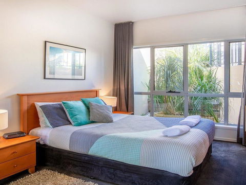 Dolphins Den - Panoramic Views - Accommodation 4U 1