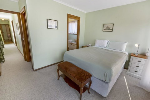 Eagle Point Getaway - Waterfront Serenity! - Accommodation 4U 2