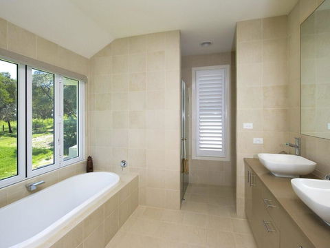 Echo Beach House, 16 Reflections Dr - Luxurious House With Magnificent Pool And Ducted Air - Accommodation 4U 2