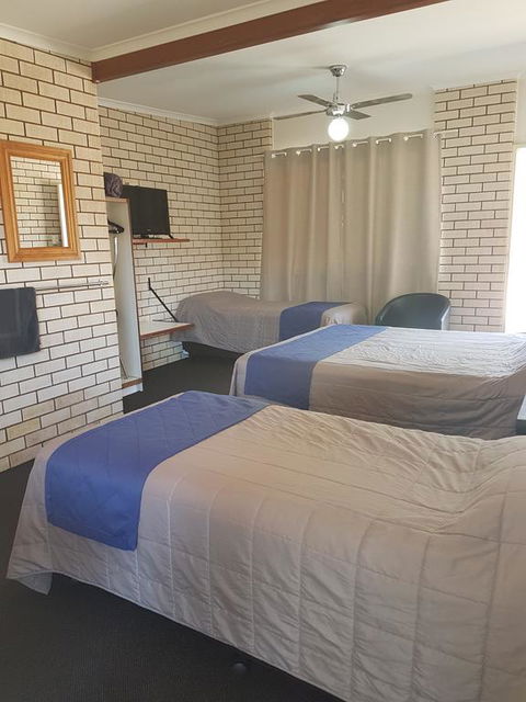 Emerald Tower Motor Inn - Accommodation 4U 3