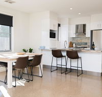 Endsleigh II - Cosy 2 Bedroom Villa Free Wifi Near CBD - Accommodation 4U