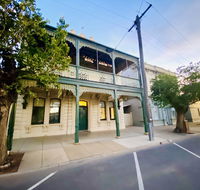 Entire Townhouse in Heart of Echuca's Port CBD - 15 guest capacity - Accommodation 4U