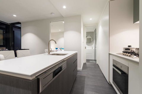 EQ Tower Luxury 2 Bedroom Skyline CBD Apartment - Accommodation 4U 3