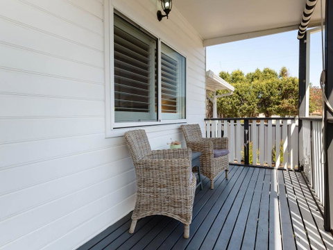 Escape To The Cottage 68 Tomaree Rd Pet Friendly And Boat Parking And WIFI - Accommodation 4U 2